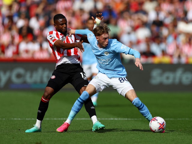 Brentford's Frank Onyeka in action with Manchester City's Cole Palmer on May 28, 2023