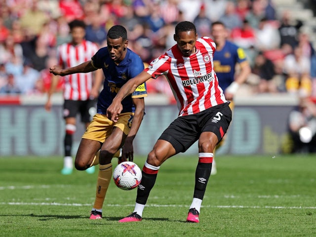 Newcastle United's Alexander Isak in action with Brentford's Ethan Pinnock on April 8, 2023