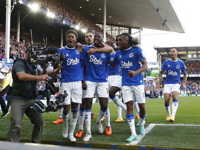 Everton's Abdoulaye Doucoure celebrates scoring their first goal with Conor Coady, Demarai Gray and Alex Iwobi on May 28, 2023