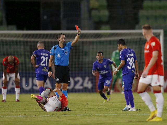 Metropolitanos' Giovanny Sequera is shown a red card by referee Nicolas Lamolina on May 26, 2023