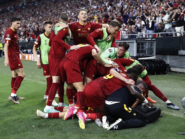 Paulo Dybala della Roma festeggia con i compagni dopo aver segnato contro il Siviglia il 31 maggio 2023