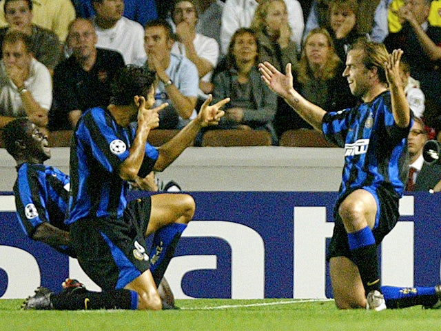 Inter Milan's Andy van der Meyde celebrates with team mates on September 17, 2003