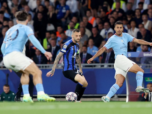  Inter Milan's Marcelo Brozovic in action with Manchester City's Rodri on June 10, 2023