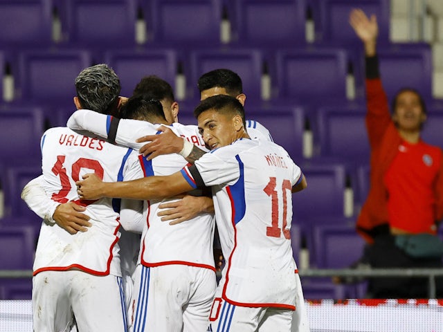 El chileno Alexis Sánchez celebra marcar su primer gol con sus compañeros en septiembre de 2022