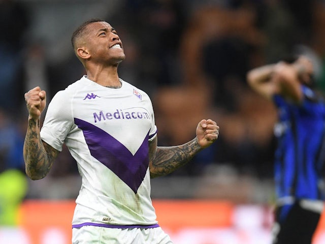 Fiorentina's Igor celebrates after the match on April 1, 2023