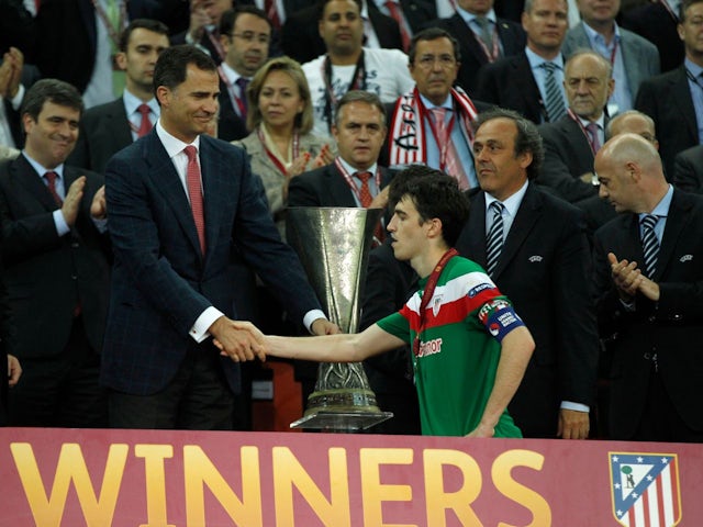 Spanish Crown Prince Felipe shakes hands with Athletic Bilbao's captain Andoni Iraola after the Europa League final on May 9, 2012