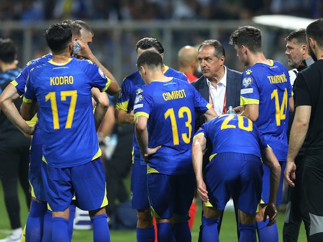 Тренер збірної Боснії та Герцеговини Фарук Хадзебегич спілкується з гравцями під час перерви 20 червня 2023 року.