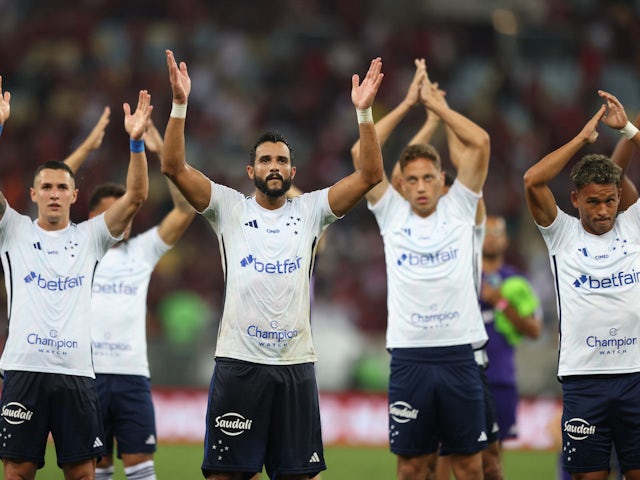 Henrique Dorado, do Cruzeiro, com seus companheiros aplaude a torcida após a partida do dia 27 de maio de 2023