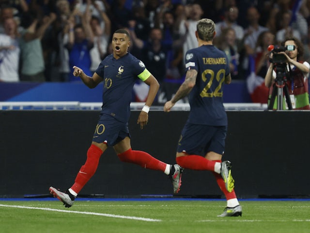 Francouz Kylian Mbappé slaví 19. června 2023 svůj první gól