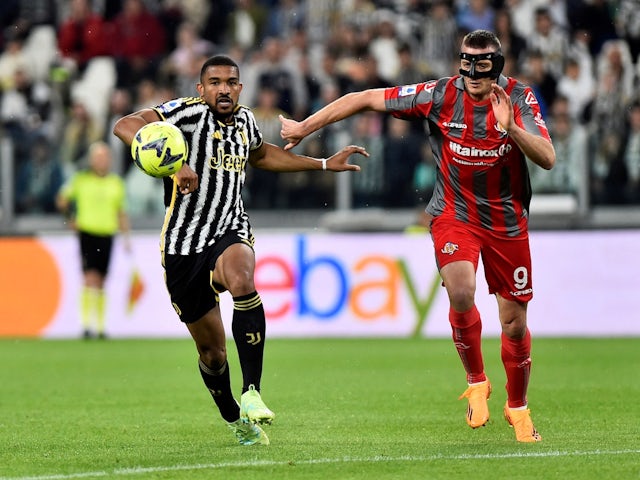 Juventus' Gleison Bremer in action with Cremonese's Daniel Ciofani on May 14, 2023