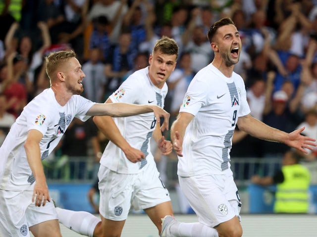 Slovinec Andraz Sporar slaví vstřelení svého prvního gólu se Zanem Carnicnikem 19. června 2023