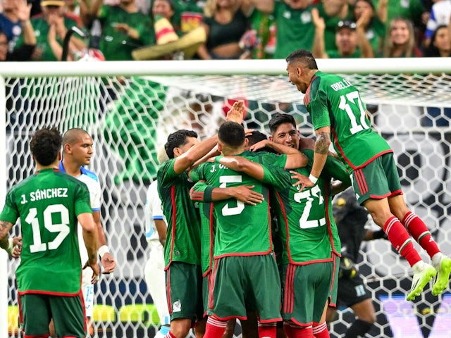 El mediocampista mexicano Luis Romo (7) celebra su gol con sus compañeros el 25 de junio de 2023