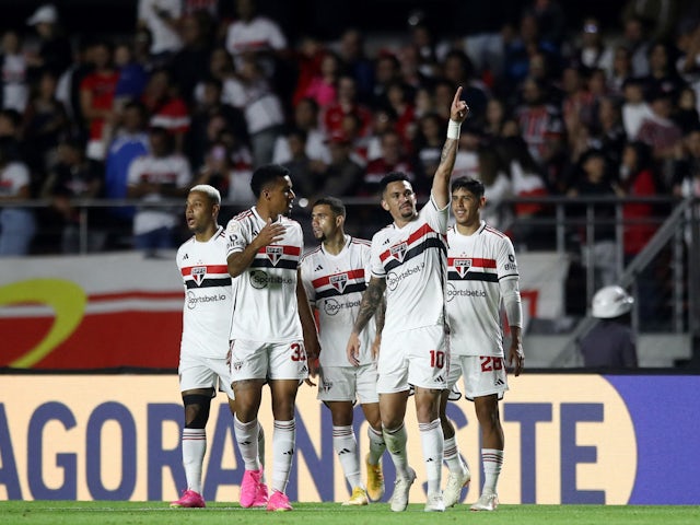 Luciano của Sao Paulo ăn mừng bàn thắng đầu tiên cùng đồng đội vào ngày 1/7/2023