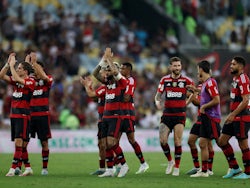 Flamengo players applaud fans after the match on July 16, 2023