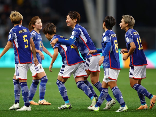 La jugadora japonesa Aoba Fujino celebra su segundo gol con sus compañeras el 26 de julio de 2023.