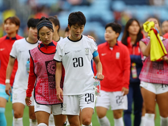 South Korea's Kim Hye-ri and teammates look dejected after the match on July 25, 2023