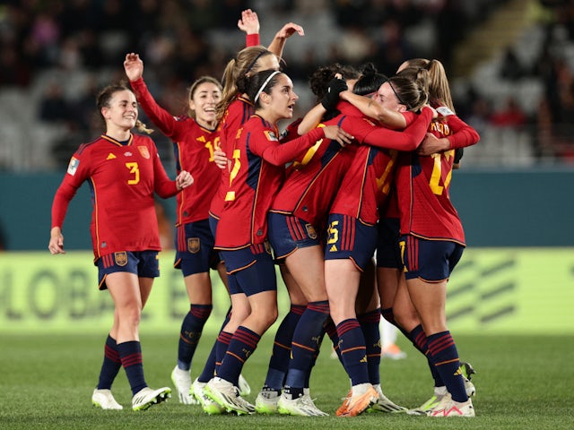 La jugadora española Alba Redondo celebra marcar su quinto gol con sus compañeras el 26 de julio de 2023