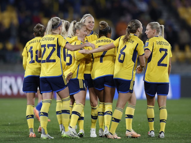 2023年7月29日、チームメイトとともに5点目のゴールを祝うスウェーデンの女子選手レベッカ・ブロンクヴィスト。