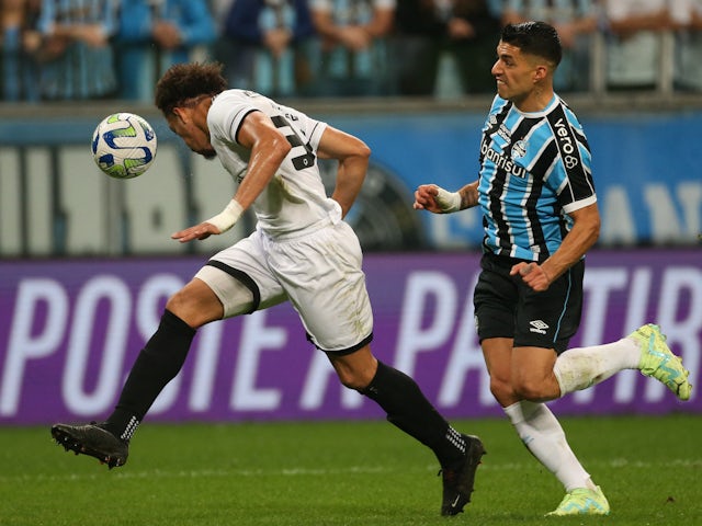 Hậu vệ Adryelson của Botafogo đấu với Luis Suarez của Gremio vào ngày 9/7/2023