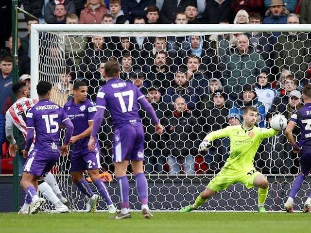 Taye Ashby-Hammond makes save for Stevenage at 2023 FA Cup