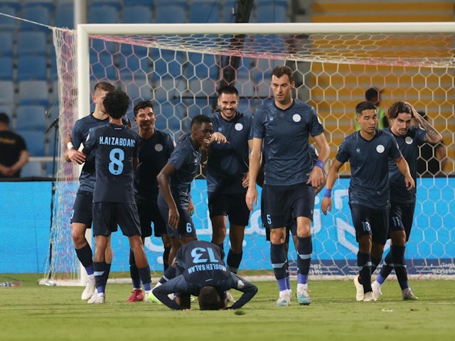 Andrei Burca của Al-Akhdoud ăn mừng ghi bàn thắng đầu tiên cùng đồng đội vào ngày 14 tháng 8 năm 2023