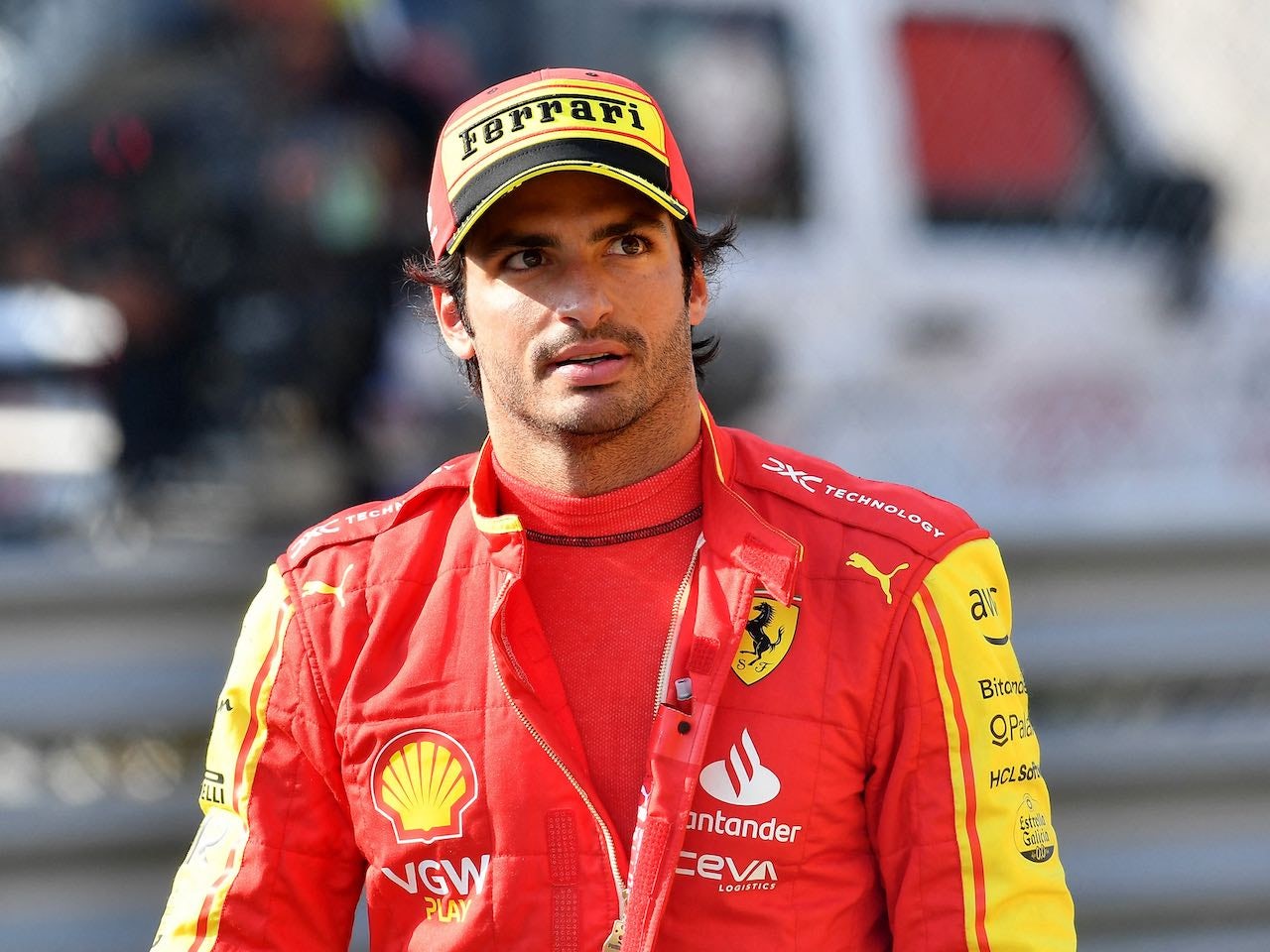 Sainz's father hints at unequal Ferrari treatment