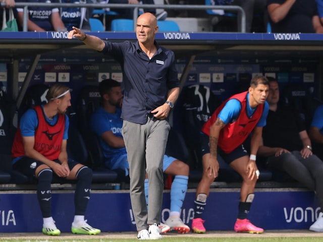 VfL Bochum coach Thomas Letsch reacts on August 26, 2023