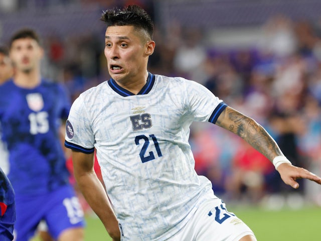 Bryan Tamacas en acción de El Salvador ante Estados Unidos durante la Liga de Naciones 2023