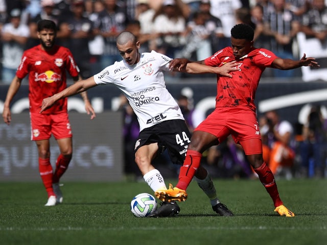 Corinthians' Gabriel Moscardo in action with Red Bull Bragantino's Ramires on July 2, 2023