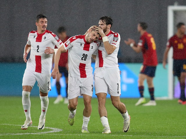 Jucătorul Georgiiei Giorgi Chakvetadze sărbătorește a marcat primul său gol cu ​​colegii săi pe 8 septembrie 2023