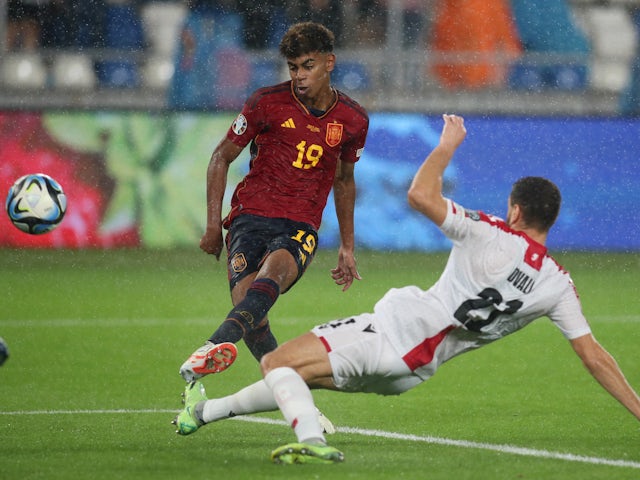El español Lamine Yamal marca contra Georgia el 8 de septiembre de 2023