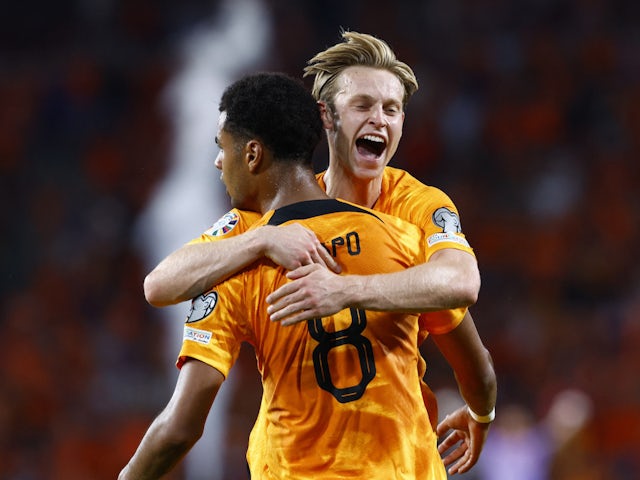 Cody Gakpo của Hà Lan ăn mừng khi ghi bàn thắng thứ hai với Frenkie de Jong vào ngày 7 tháng 9 năm 2023