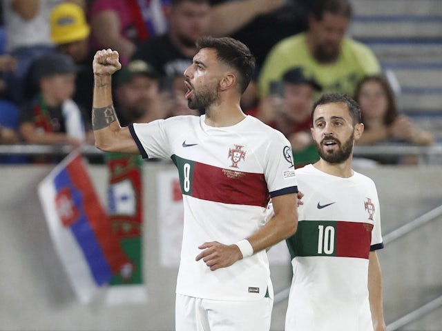 Portugalský hráč Bruno Fernandes oslavuje svoj prvý gól s Bernardom Silvom 8. septembra 2023