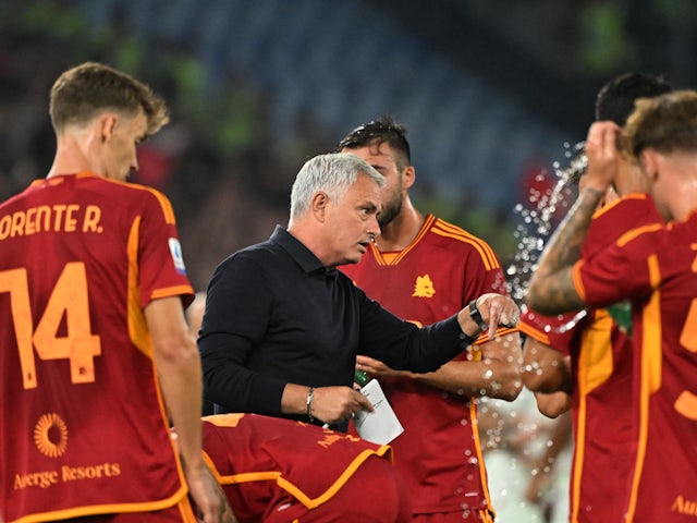 L'allenatore della Roma José Mourinho parla ai suoi giocatori durante una pausa, 1 settembre 2023.