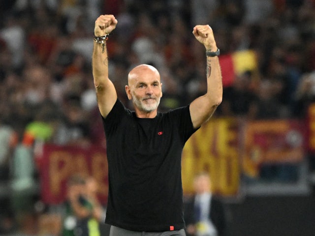 Milan teknik direktörü Stefano Pioli, 1 Eylül 2023'teki maçın ardından kutlama yapıyor