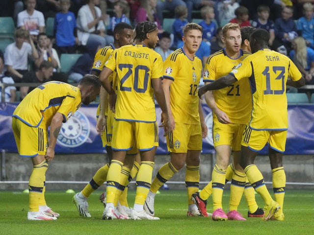 Suedezul Dejan Kulusevski sărbătorește marcarea celui de-al doilea gol cu ​​colegii de echipă pe 9 septembrie 2023