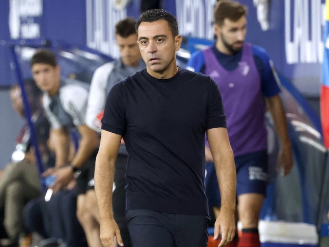 El técnico del Barcelona Xavi reacciona el 3 de septiembre de 2023
