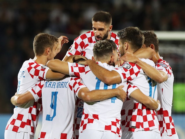 Croatul Andrej Kramaric sărbătorește că a marcat primul său gol cu ​​colegii săi pe 11 septembrie 2023