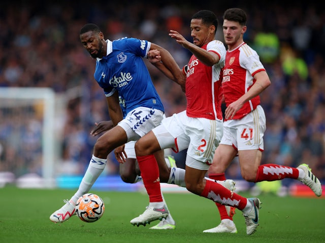 Everton's Beto in action with Arsenal's William Saliba and Declan Rice on September 17, 2023
