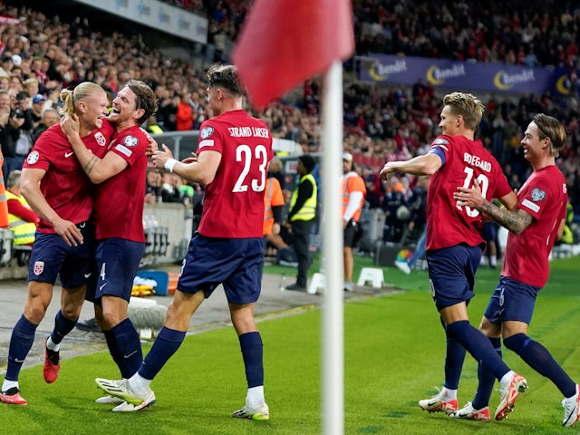 El noruego Erling Brod Holland celebra marcar el primer gol con sus compañeros el 12 de septiembre de 2023.
