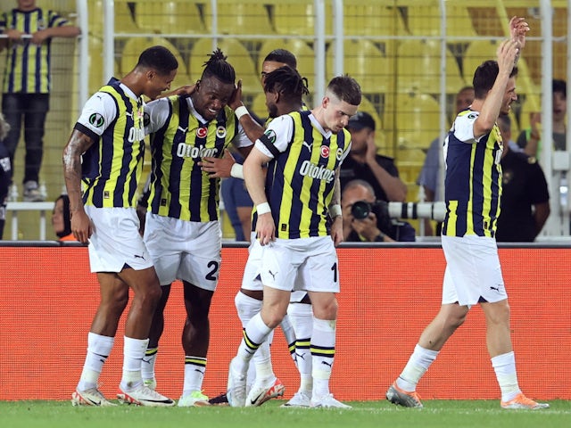 Fenerbahçeli Michy Batshuayi, 21 Eylül 2023'te takım arkadaşlarıyla birlikte ikinci golünü atmayı kutluyor