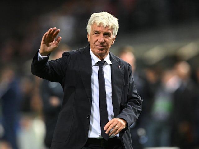 Atalanta coach Gian Piero Gasperini acknowledges fans after the match on September 21, 2023