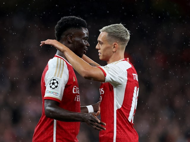 Leandro Trossard van Arsenal viert hun tweede doelpunt met teamgenoot Bukayo Saka op 20 september 2023