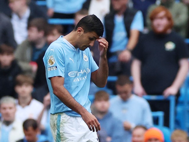 Rodri del Manchester City abandona el campo tras ser expulsado el 23 de septiembre de 2023
