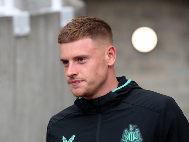 Newcastle United's Harvey Barnes arrives at the stadium before the match on August 27, 2023
