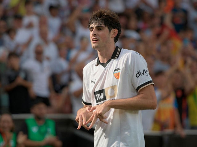 Man United 'learn asking price for Valencia's Javi Guerra'