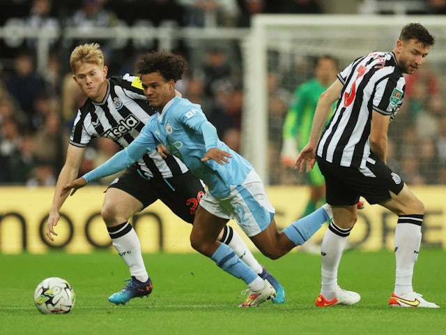 Newcastle United's Paul Dummett and Lewis Hall in action with Manchester City's Oscar Bobb on September 27, 2023