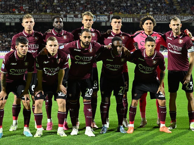 Salernitana players pose for a team group photo before the match on October 1, 2023
