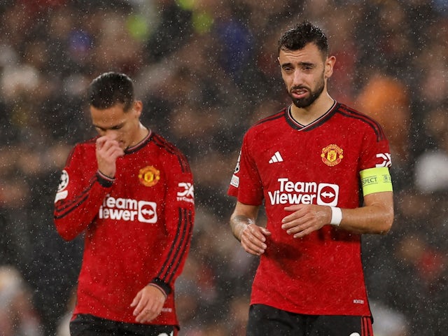 Manchester United's Bruno Fernandes and Antony looks dejected after the match on October 3, 2023