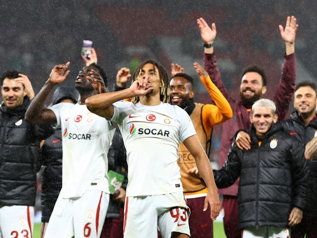Galatasaraylı oyuncular Davinson Sanchez ve Sascha Pouille, 3 Ekim 2023'teki maçın ardından kutlama yapıyor